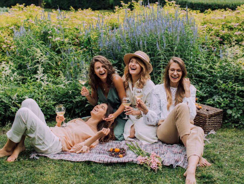 ragazze stanno facendo un picnic