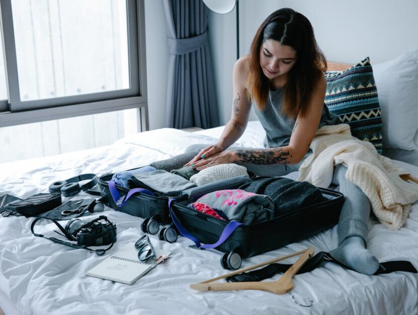 ragazza sta preparando la valigia sul letto