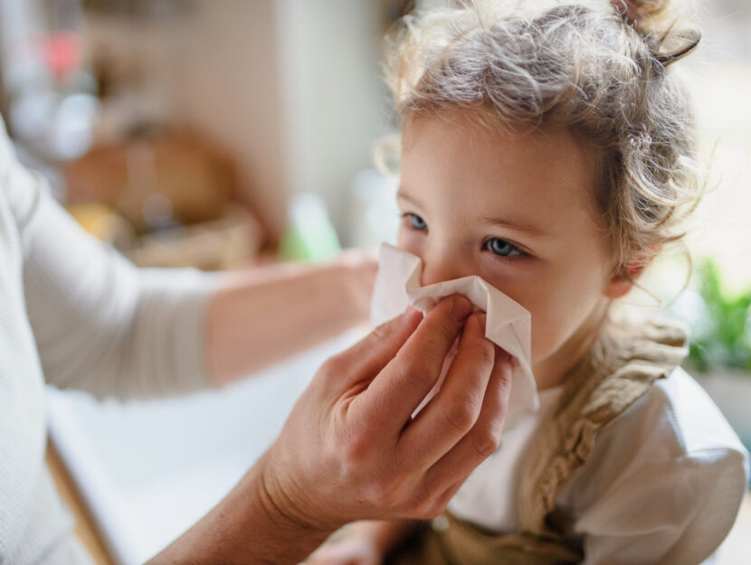 mamma che fa soffiare il naso alla bambina