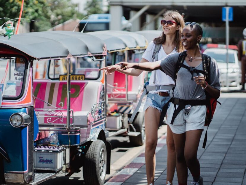 ragazze che scelgono un tuk tuk