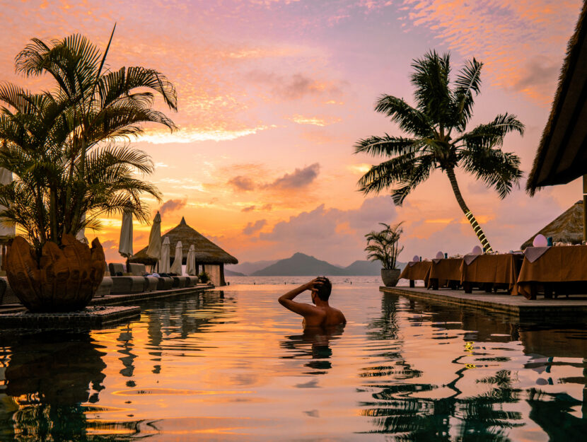 uomo si sta facendo il bagno al tramonto