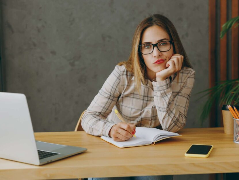 donna al lavoro