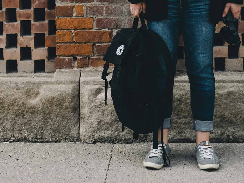 Scuola, studente con zaino