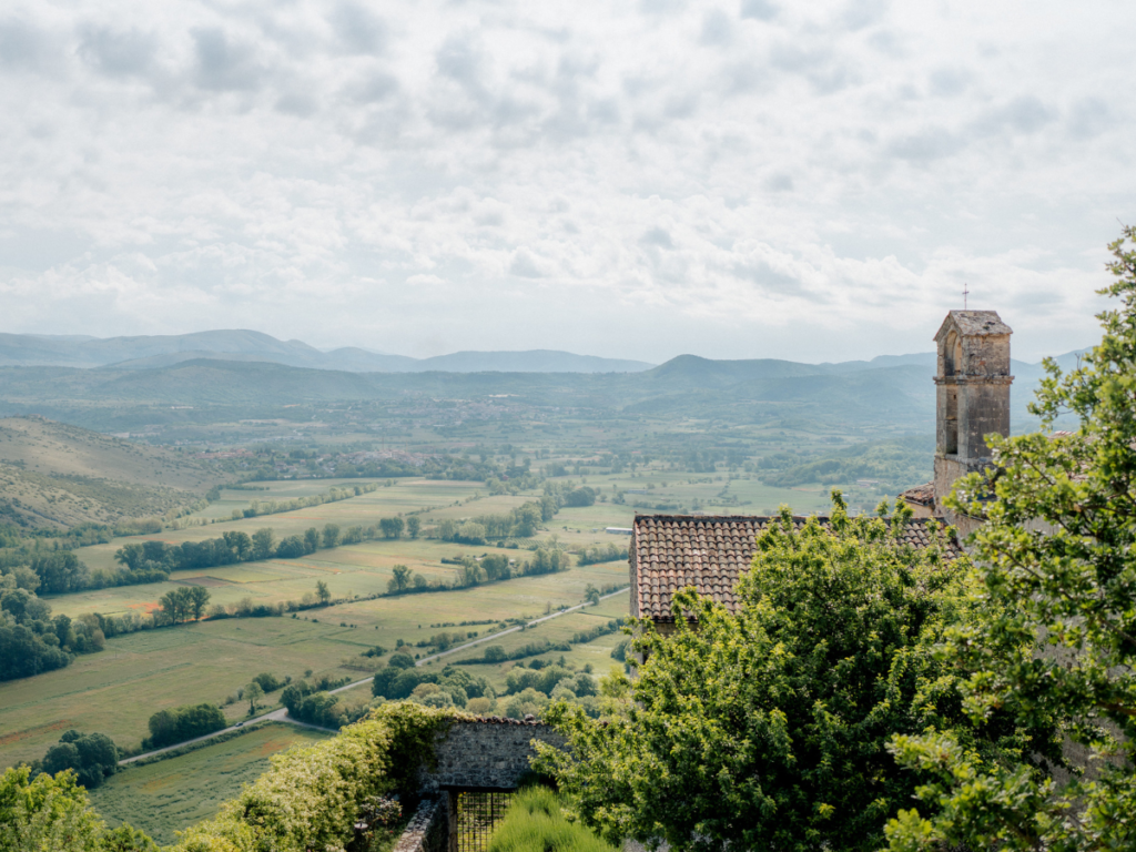 il magnifico panorama che ci si può godere dal Monastero Fortezza di Santo Spirito, in Abruzzo. Hotel del silenzio