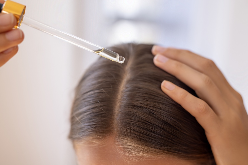 Applicazione lozione sui capelli