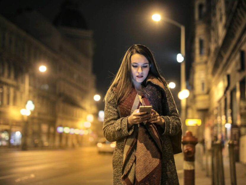 stalkerware donna smartphone