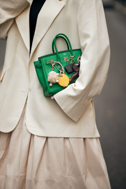 Una tendenza vista alla fashion week di Parigi SS25: peluche usati come charms su una borsa firmata Hermes