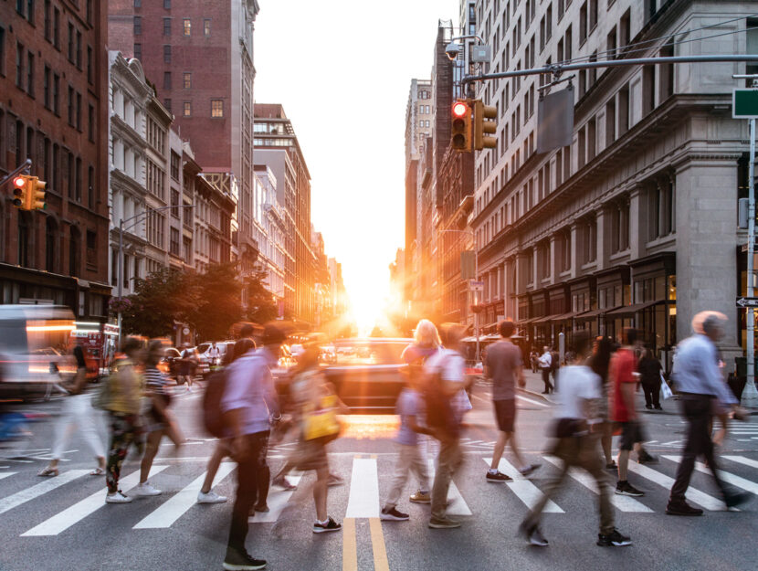 persone che attraversano la strada a New York