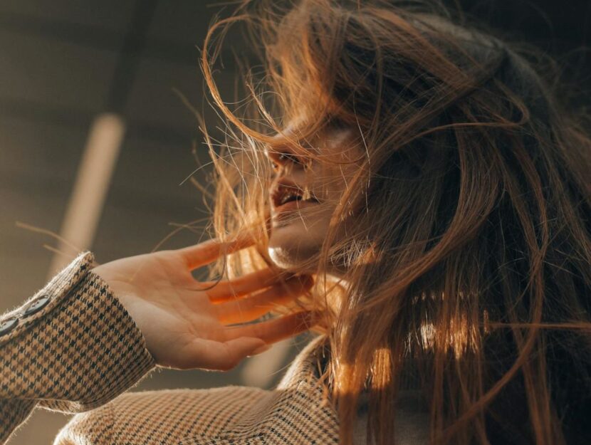 ragazza con capelli al vento