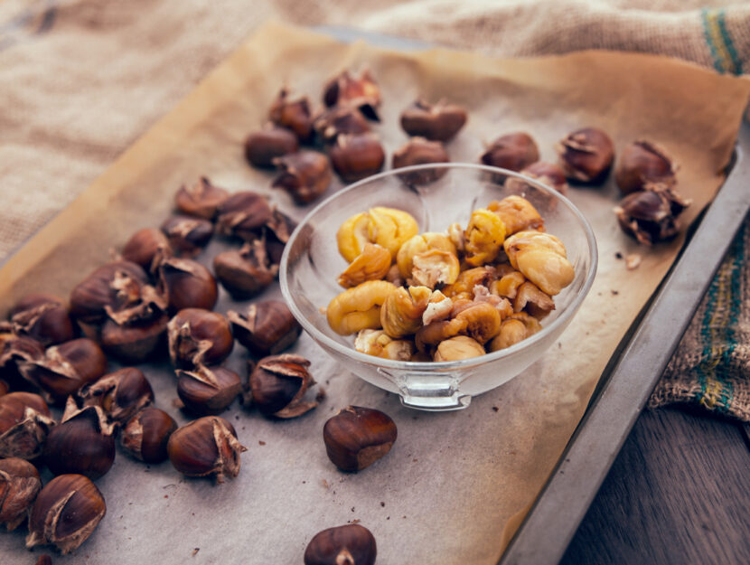 vassoio con castagne sbucciate