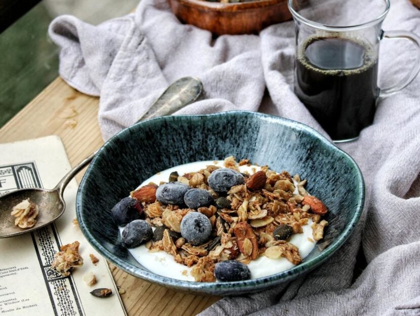 ciotola con mirtilli e fiocchi d'avena