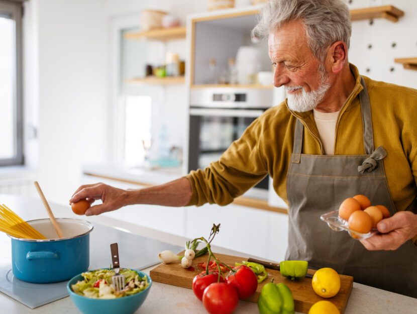 signore over 60 che cucina