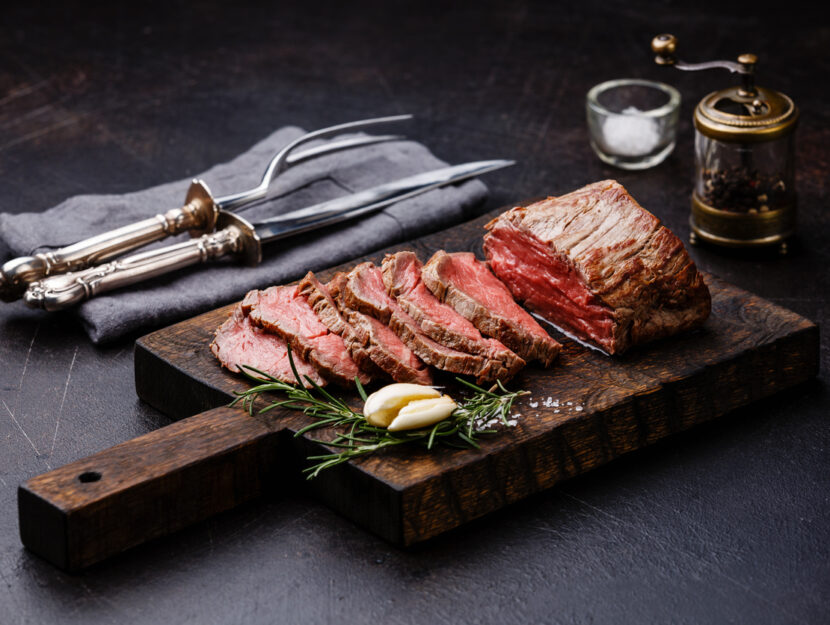 filetto di manzo su tagliere