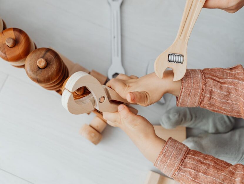 bambino gioca con giochi di legno