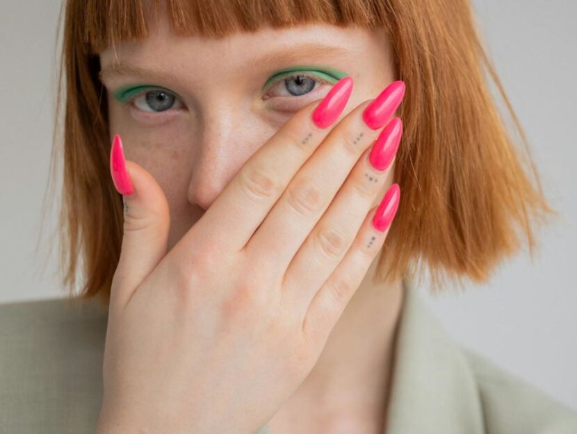 ragazza con manicure rosa