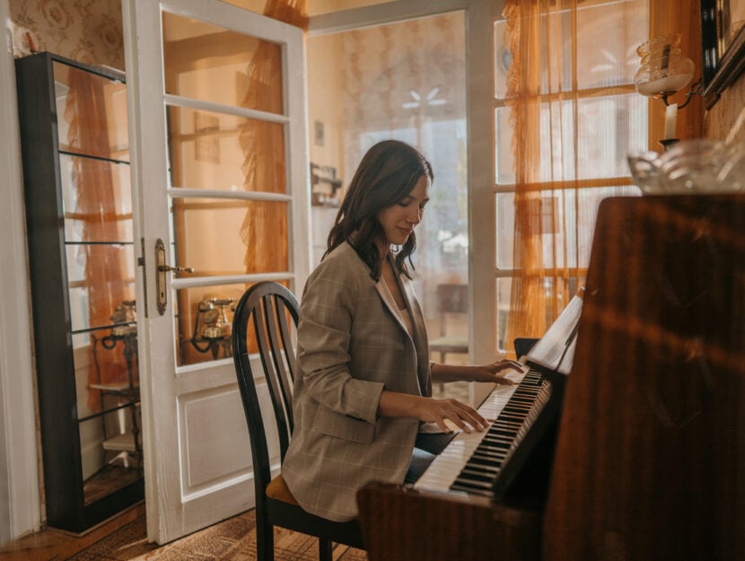 ragazza che suona il pianoforte