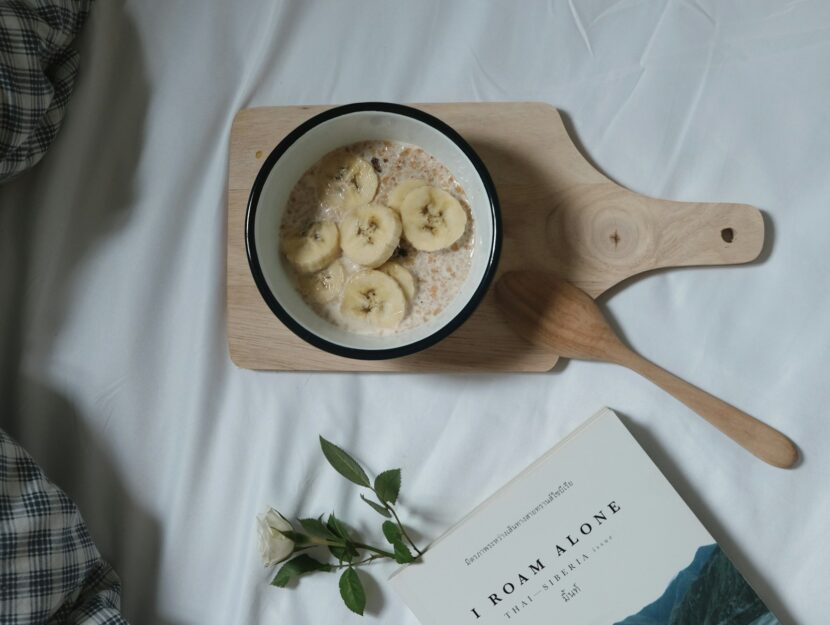 ciotola con porridge e banane fresche