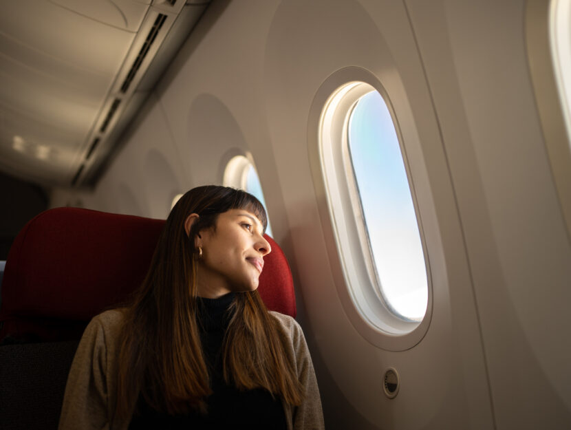 ragazza che sta viaggiando in aereo