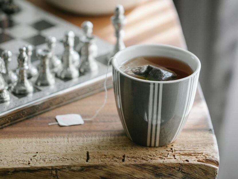 tazza di the appoggiata su tavolo di legno