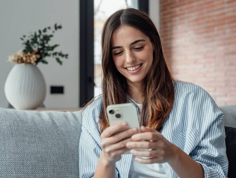 Una donna con lo smartphone