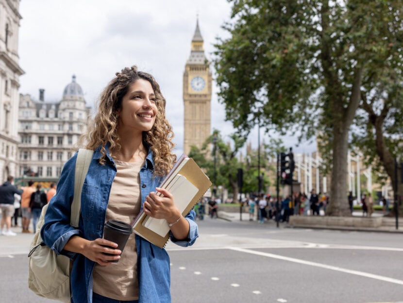 ragazza che sta studiando a Londra