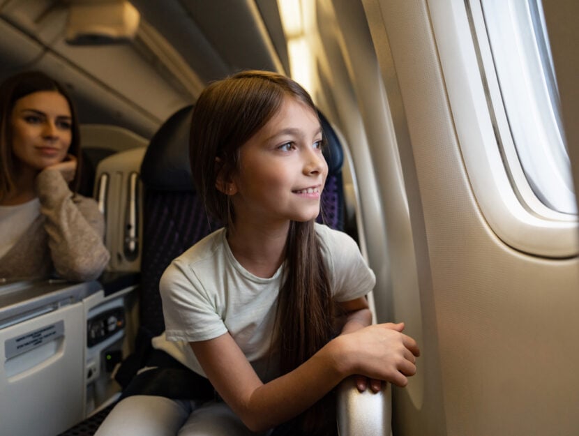 bambina che viaggia in aereo felice