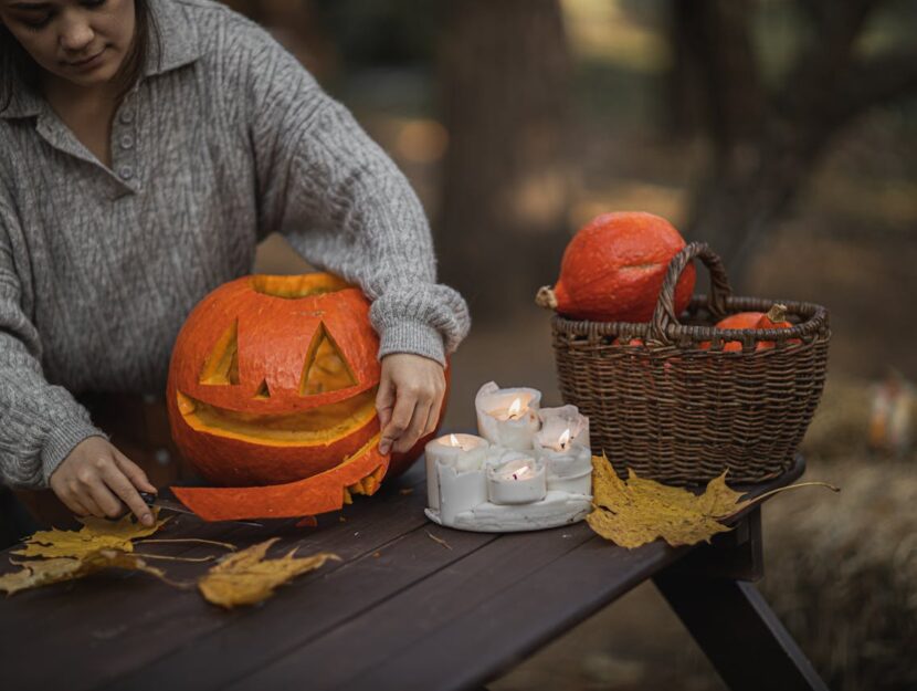 ragazza sta decorando la zucca di Halloween