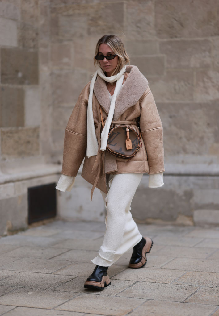 come abbinare la giacca shearling ai vestiti bianchi