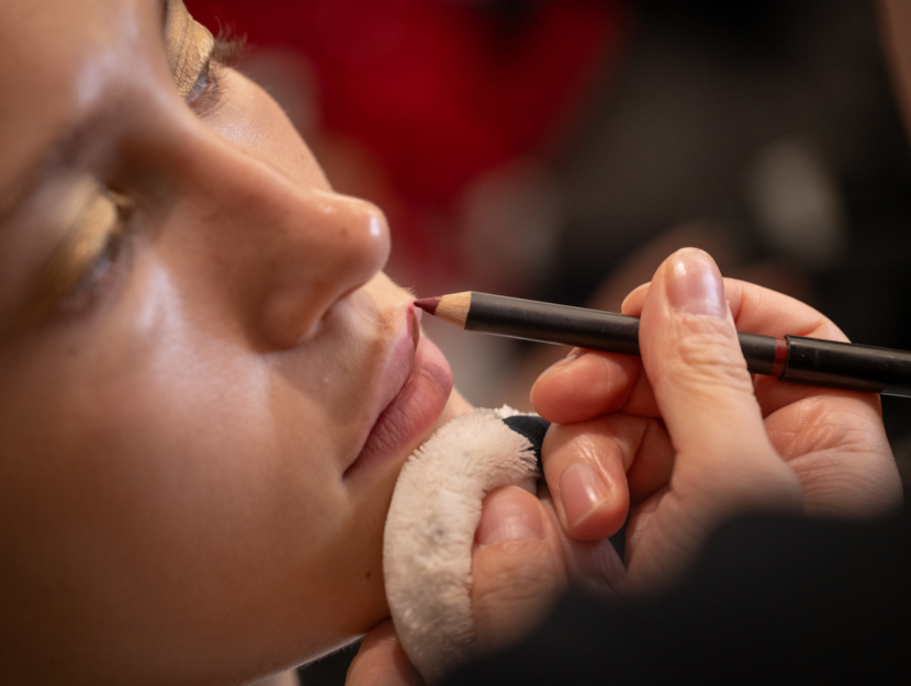 Una make up artist usa la matita labbra per ricreare un effetto filler