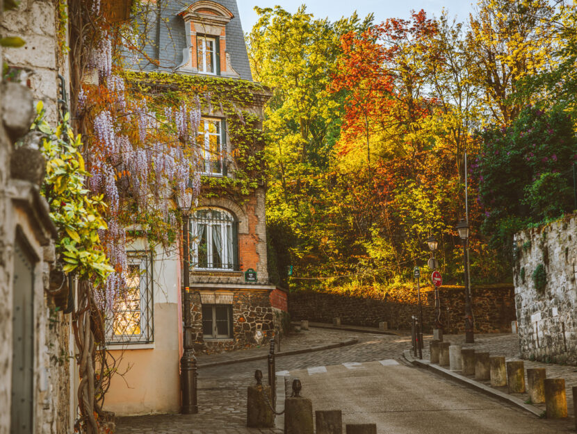 Scorcio di Rue de l'Abreuvoir, affascinante strada di Parigi nel quartiere di Montmartre