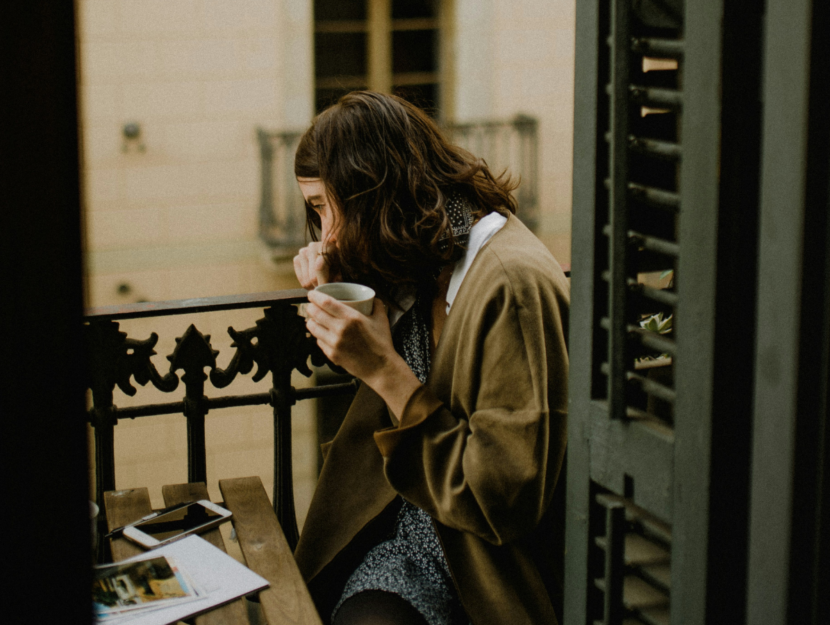 Ragazza single preoccupata per le tasse