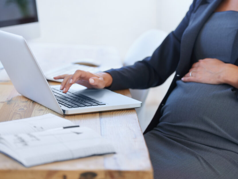 donna incinta che lavora al computer