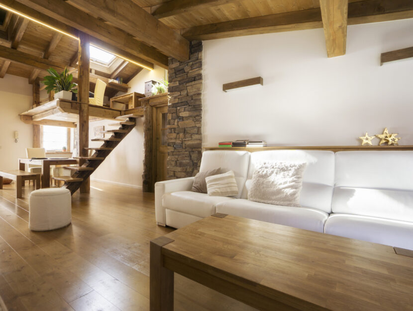 interno di una casa di montagna arredata con eleganza