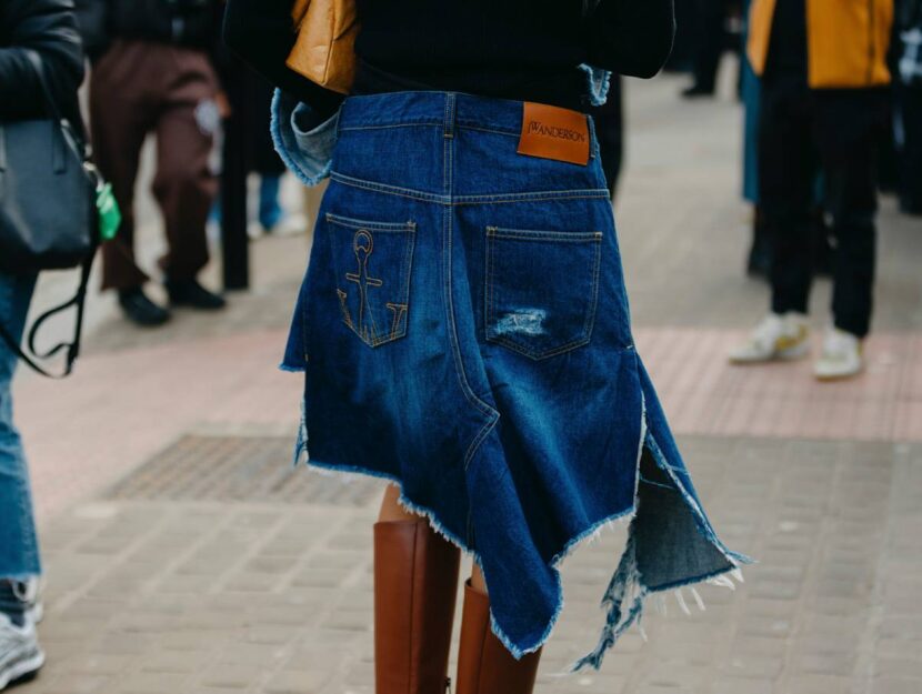 Tendenze moda denim come abbinare la gonna di jeans inverno 2024