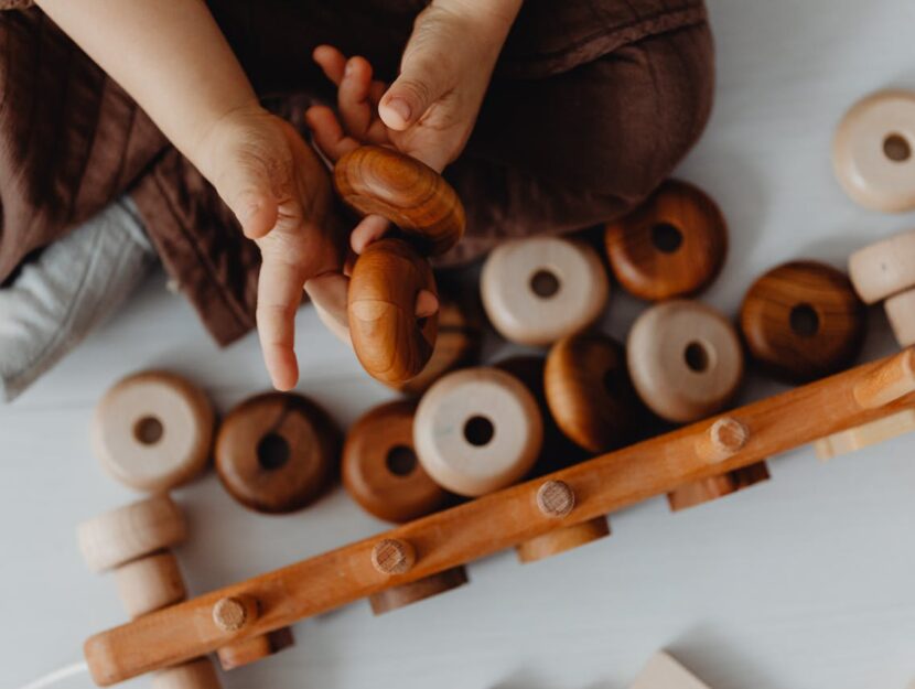 Bambino che gioca con giochi di legno