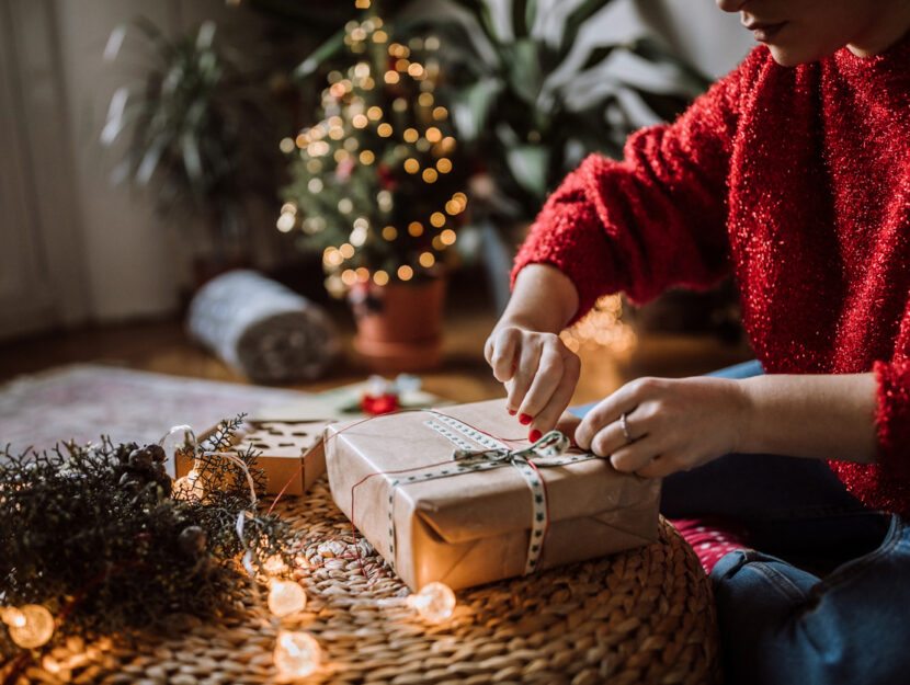 ragazza sta impacchettando regali di Natale