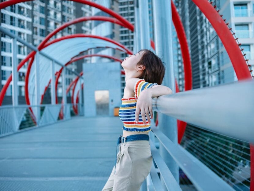 ragazza che si riposa appoggiata al ponte per il caldo