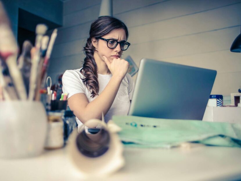 Una ragazza cerca lavoro