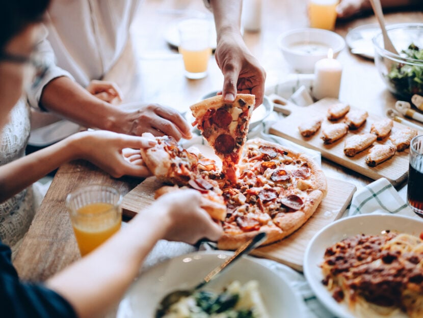 ragazzi che mangiano la pizza