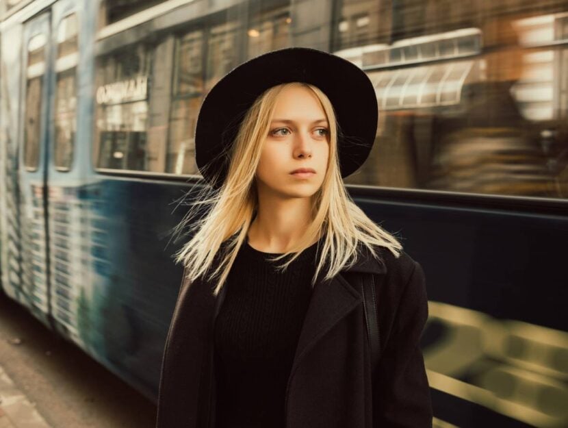 Una ragazza in una stazione