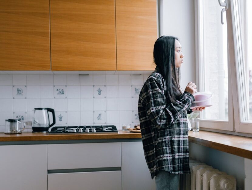 ragazza che guarda fuori dalla finestra