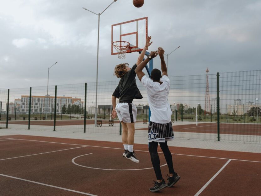 ragazzi giocano a basket