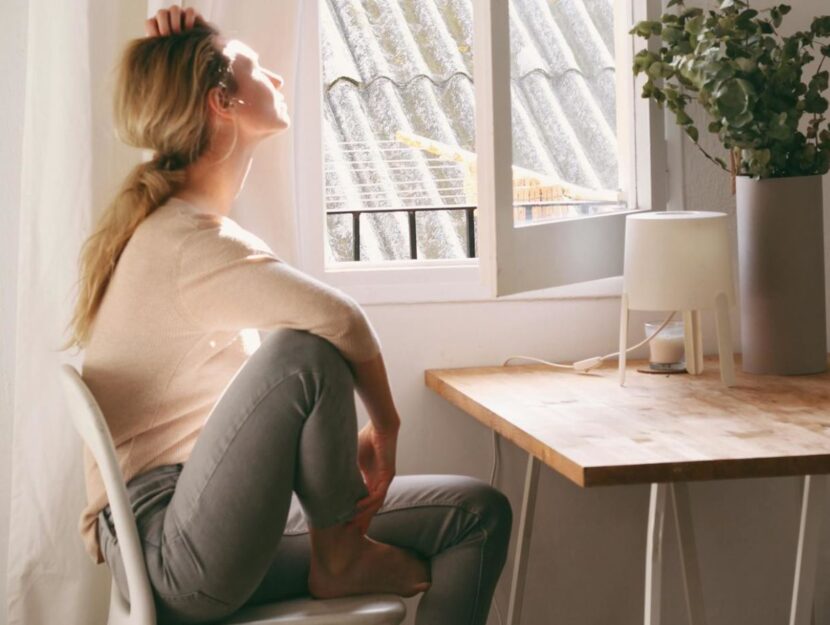 ragazza che prende il sole al viso da casa