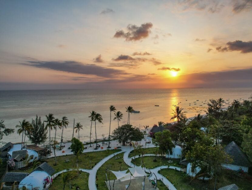 Vista aerea di un villaggio vacanze in tanzania