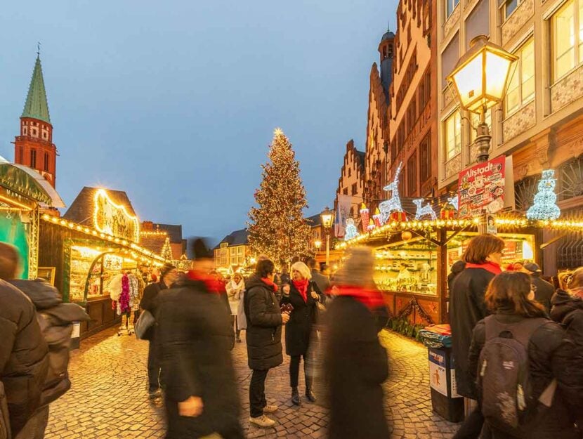 Turisti passeggiano in città a Natale