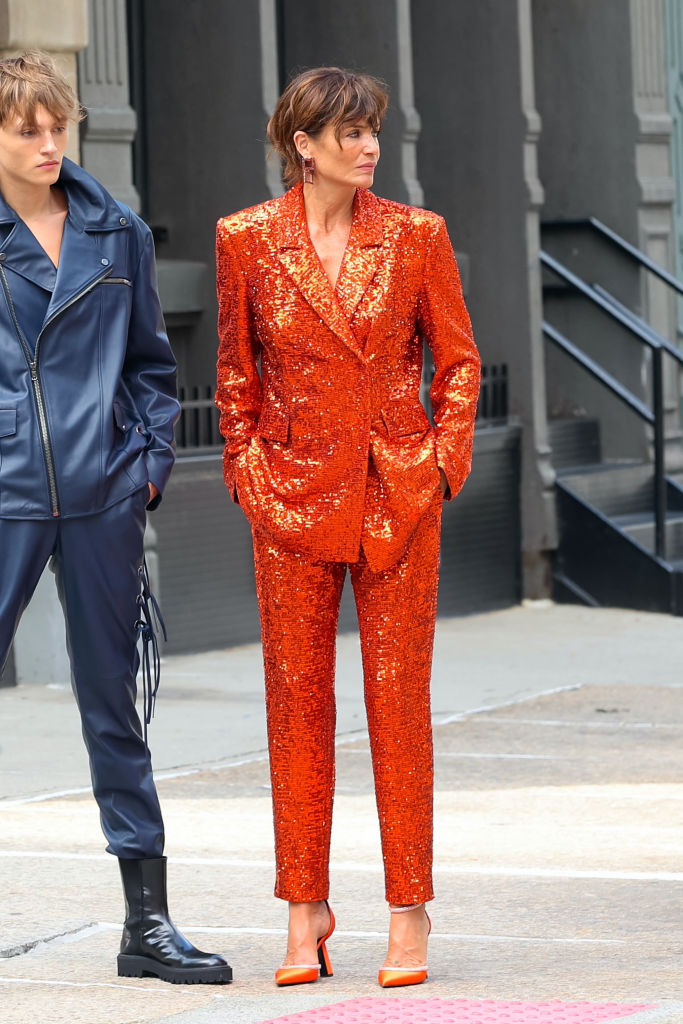 Helena Christensen con tailleur arancione