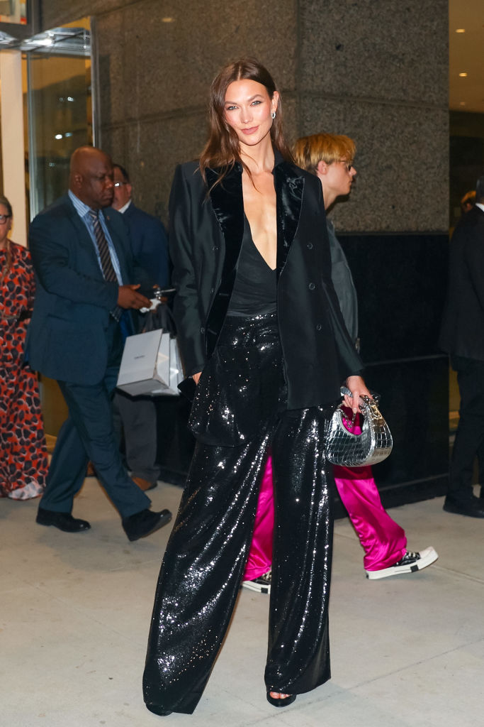 Karlie Kloss con pantaloni neri da sera