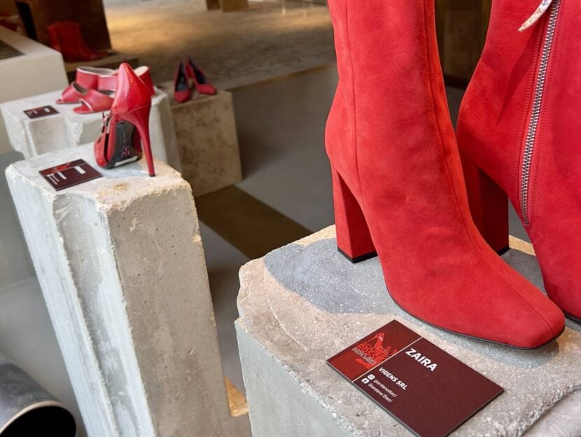 mostra scarpe rosse