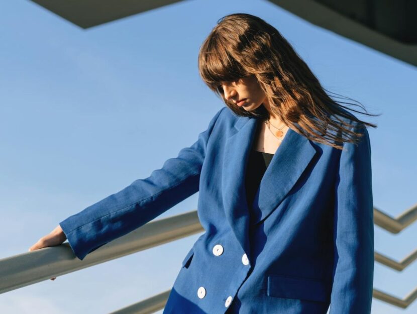 ragazza vestita elegante con capelli lunghi castani mossi