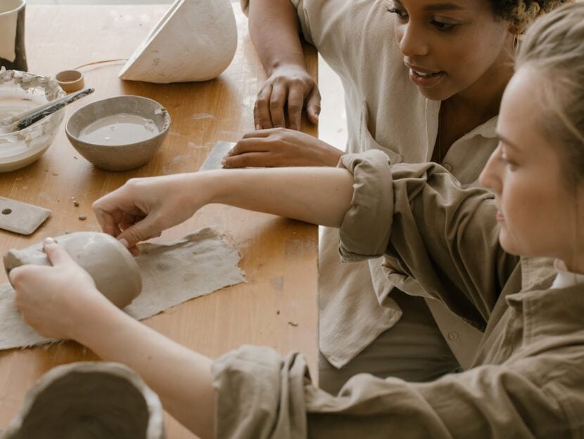 amiche che fanno la ceramica